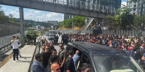 CHP İstanbul İl Başkanlığı önünde kayyum nöbeti devam ediyor