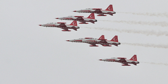 TÜRK YILDIZLARI SAMSUN SEMALARINDA AY-YILDIZ ÇİZDİ!