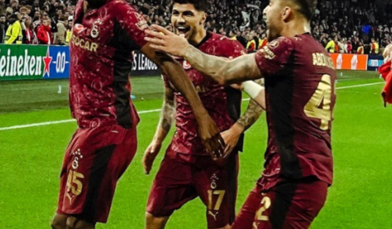 Galatasaray Amsterdam’da Tarih Yazdı: Hollanda Basını Ayakta Alkışladı