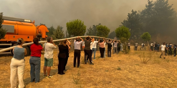 ÇANAKKALE’DE VATANDAŞLAR YANGINLA MÜCADELEYE DESTEK VERİYOR!