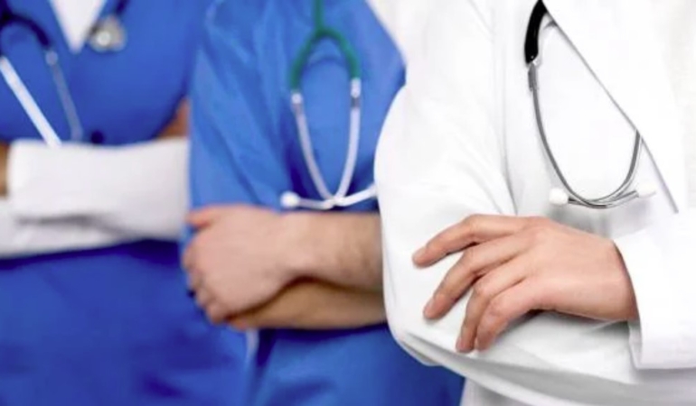 Aile Hekimleri Yeniden İş Bırakıyor: Maaş Kesintilerine ve Yönetmeliklere Tepki Çığ Gibi Büyüyor