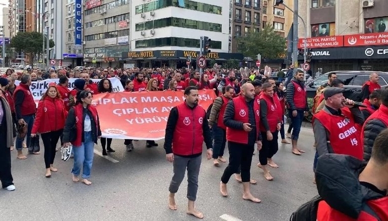 İzmir Belediyesi’nde İşçiler Sokakta: Çıplak Ayaklı Protesto