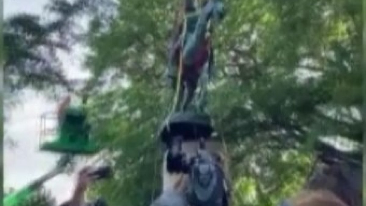 ABD’de ırkçılık karşıtı gösterilerin hedefi olan generallerin heykelleri kaldırıldı