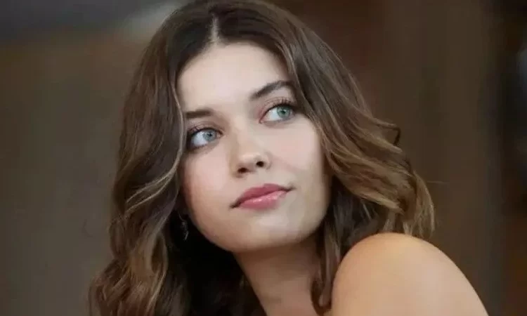 AFRA SARAÇOĞLU YENİ DİZİSİ “PERA” İLE EKRANLARA DÖNÜYOR