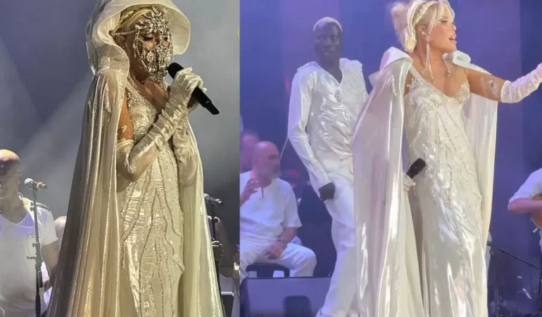 AJDA PEKKAN’DAN SAHNEYE TAŞLI MASKE ŞOVU!