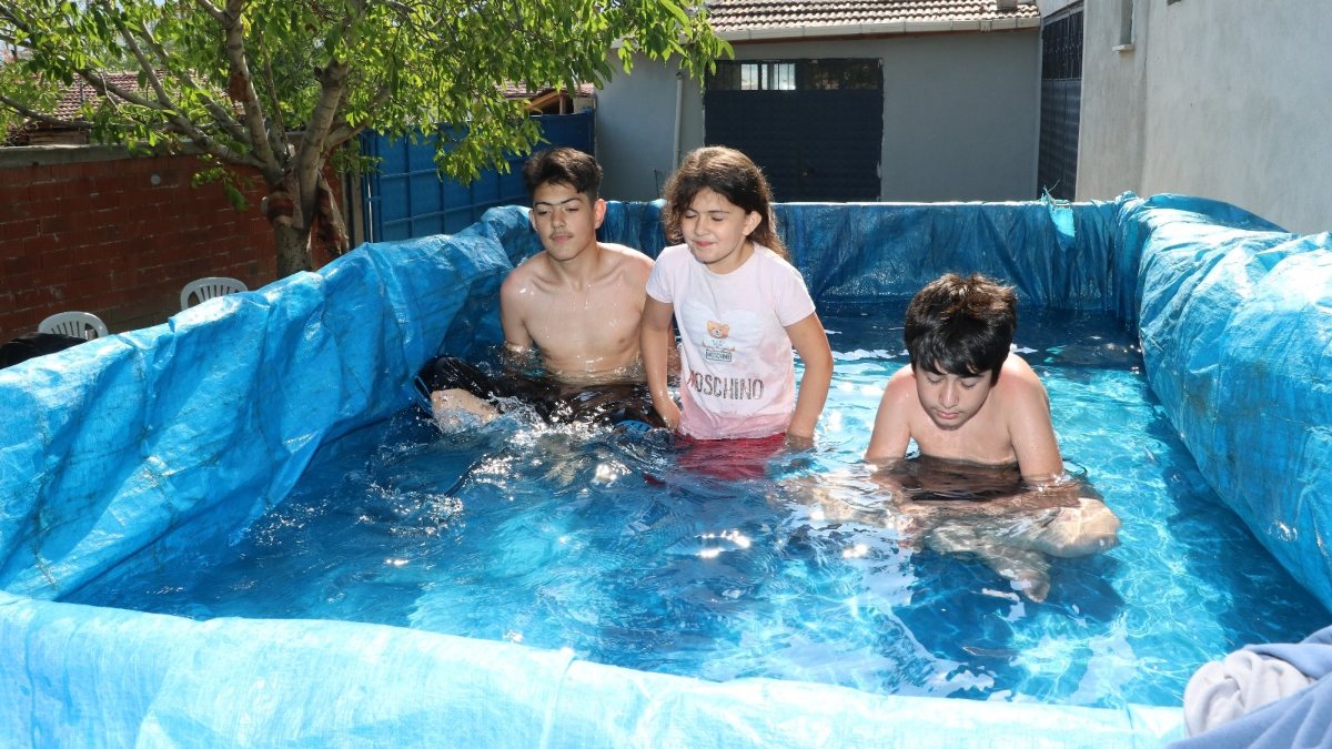 Amasya’da çocuklar römorku havuza çevirdi
