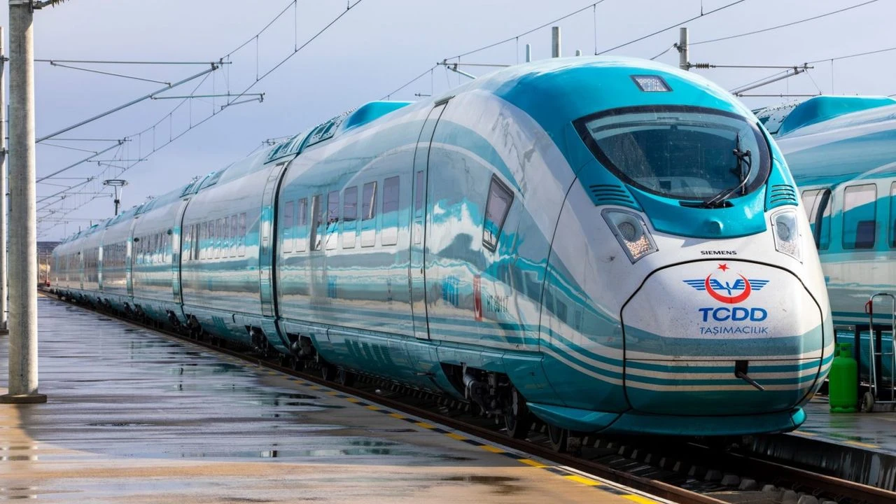ankarada-elektrik-kesintisi-tren-seferleri-durduruldu-1