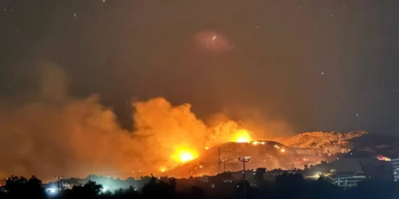 Antalya’da Orman Yangını: Rüzgar Söndürme Çalışmalarını Zorlaştırıyor