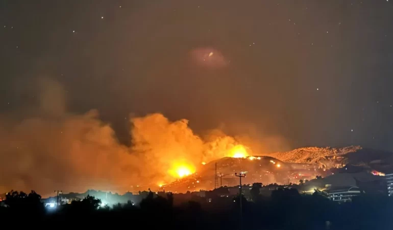 Antalya’da Orman Yangını: Rüzgar Söndürme Çalışmalarını Zorlaştırıyor