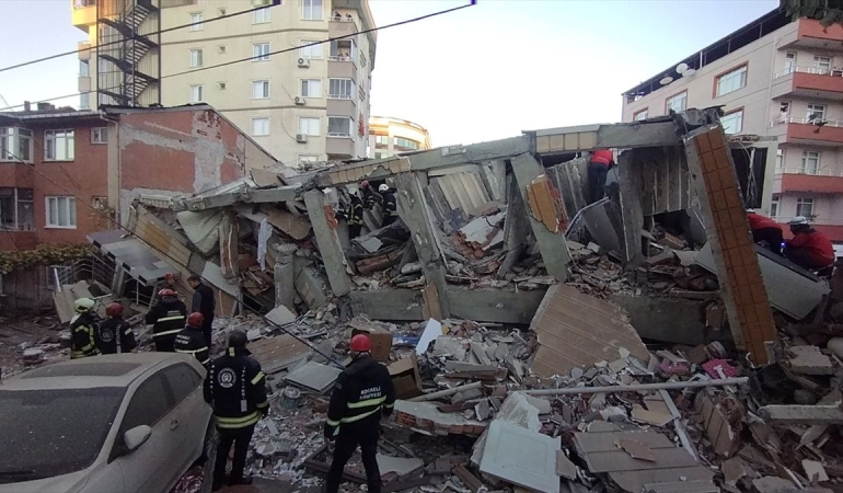 Kocaeli Gebze’deki enkazdan baba ve annenin cansız bedenleri çıkarıldı