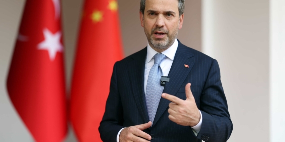 Alparslan Bayraktar: Elektriğe ve Doğalgaza Zam Düşünmüyoruz