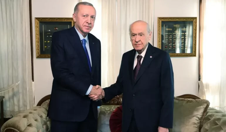 Erdoğan’ın Eski Yol Arkadaşından Flaş İddia: “Bahçeli Her An Erken Seçim Çağrısı Yapabilir”