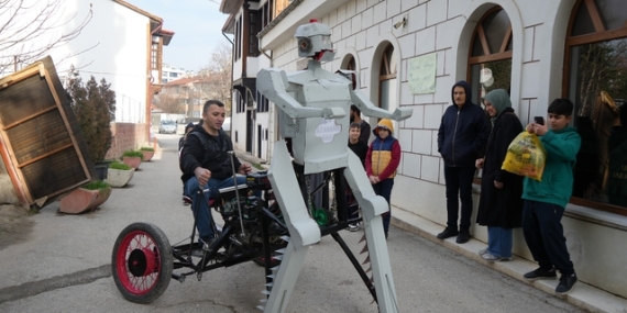 Kastamonu’da hayal gücüyle yapılan robot, sokakta ilgi odağı oldu
