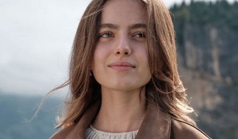 Genç Oyuncu Ava Yaman’ın Doğal Pozu Takipçilerini Büyüledi