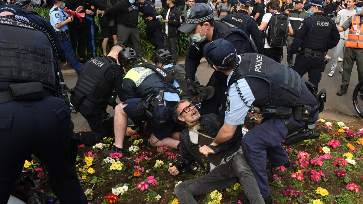 Avustralya’da karantina karşıtı göstericilere polis müdahalesi