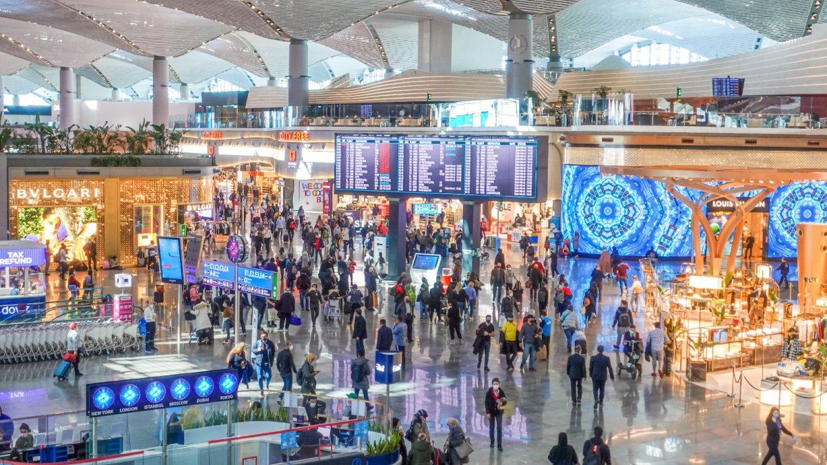 Bayram tatilinin son günü İstanbul Havalimanı’nda yolcu yoğunluğu