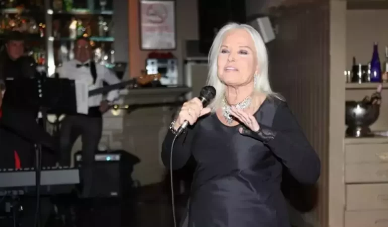 GÖNÜL YAZAR SEVENLERİNİ ÜZDÜ: SAĞLIĞIYLA MÜCADELE EDİYOR