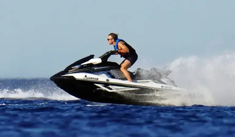 Fransa Yanıyor, Macron Tatilde! Jet Ski Kareleri Ülkeyi Ayağa Kaldırdı