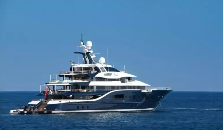 “Yüzen saray” Bodrum koylarında: Süper lüks yat dikkat çekti