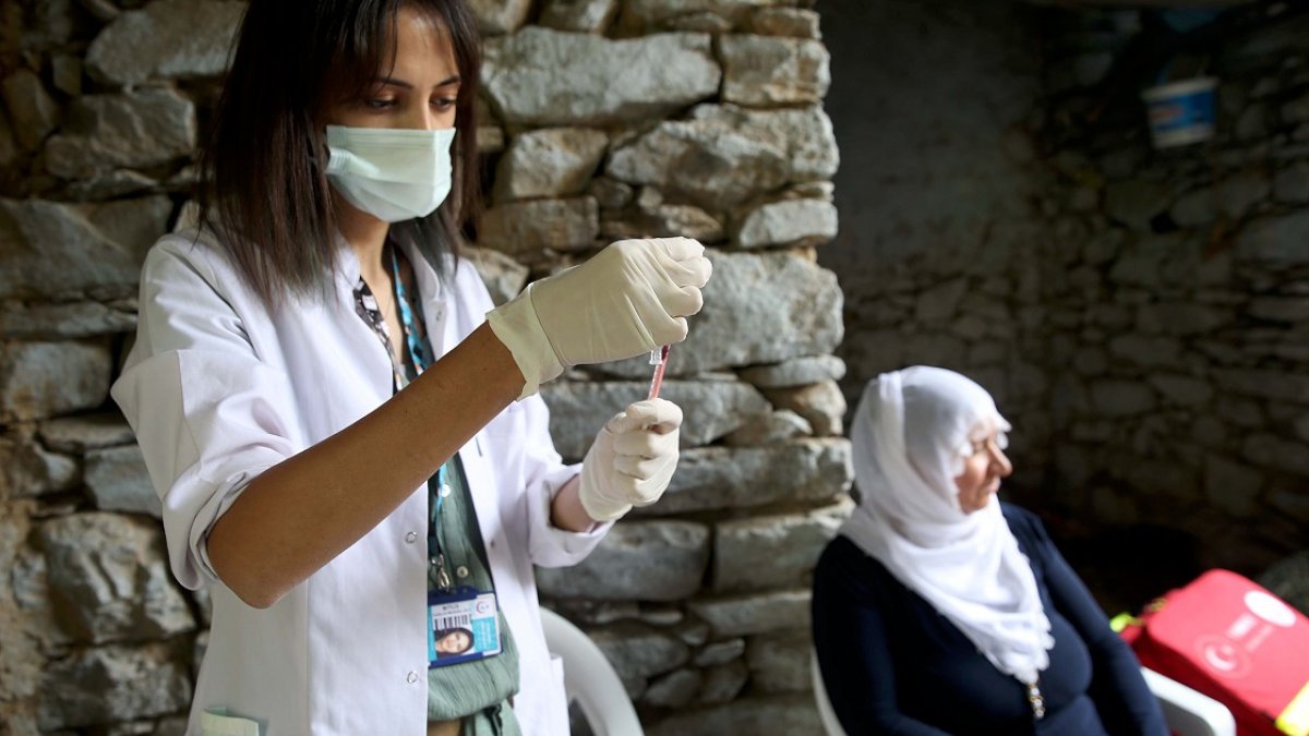 Bitlis’te mobil aşı ekibi köy köy gezerek vatandaşları aşılıyor