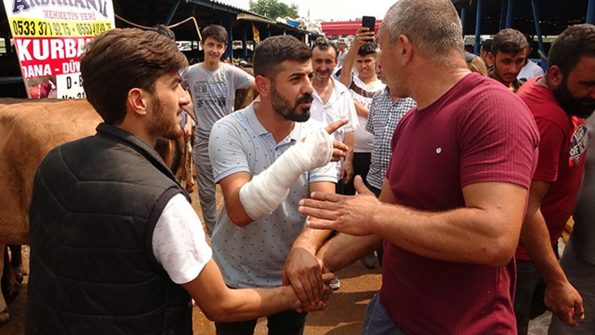 Bursa’da kurban pazarlığı yaparken kolu çatladı
