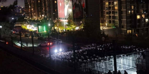 VATANDAŞLARDAN POLİS BARİKATINI AŞMA GİRİŞİMİ: CHP İSTANBUL İL BİNASI ÖNÜNDE GERİLİM
