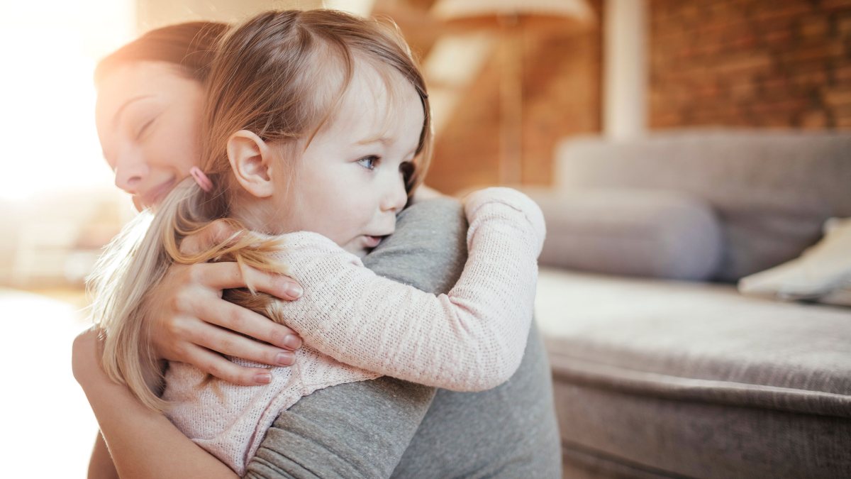 Çocuğunuza düzenli olarak sarılmanız için 7 neden