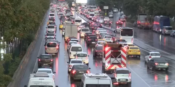 Yağmurla başlayan pazartesi İstanbul trafiğini kilitledi