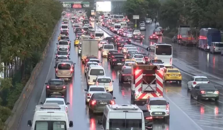 Yağmurla başlayan pazartesi İstanbul trafiğini kilitledi