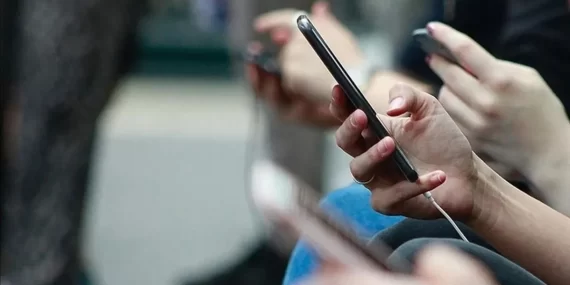 Fransa Liselerinde Cep Telefonları Yasaklanıyor: Macron’tan Dijital Eğitim Hamlesi