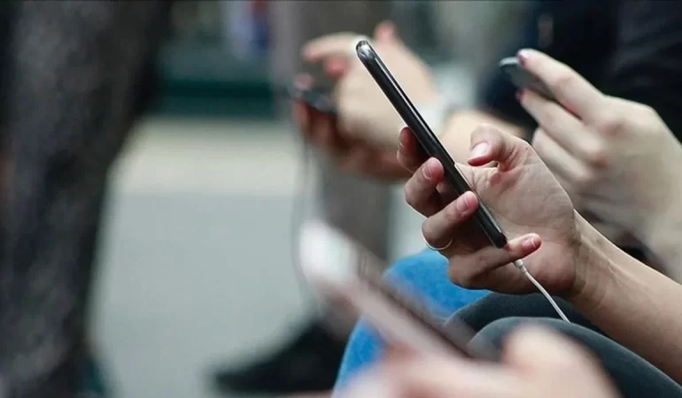 Fransa Liselerinde Cep Telefonları Yasaklanıyor: Macron’tan Dijital Eğitim Hamlesi