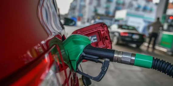 Benzin ve Motorinde Çifte İndirim: Araç Sahipleri Sevindi