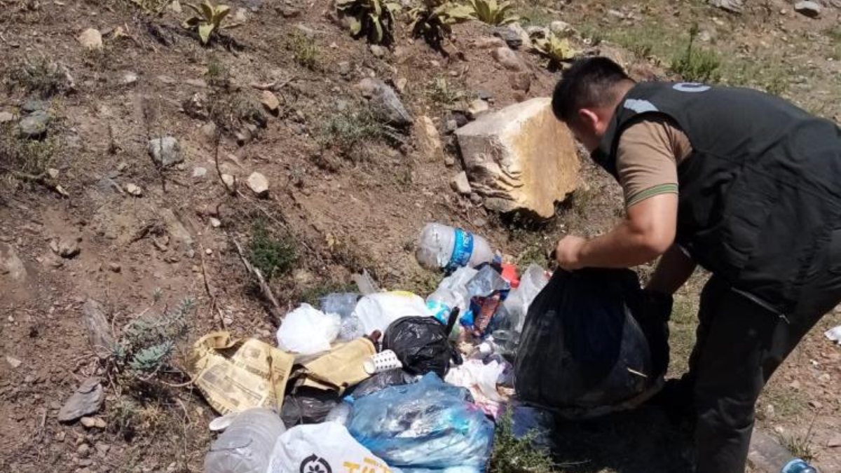 Denizli’de piknikçiler ormanlık alanlara çöplerini bıraktı