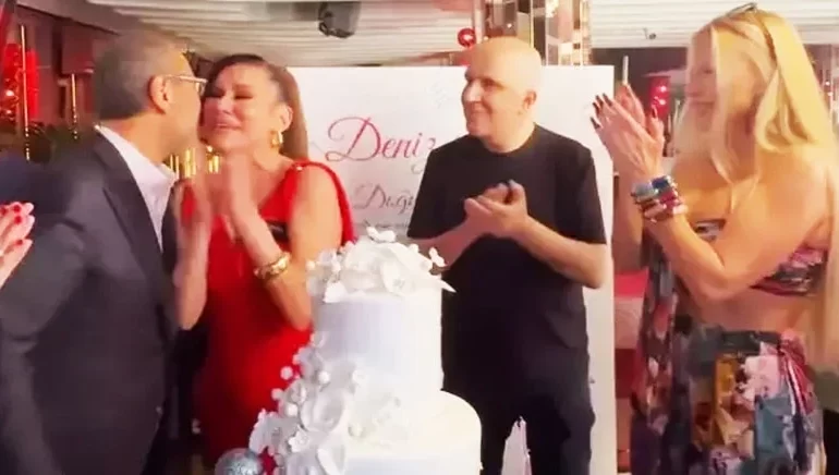 Deniz Seki 55. Yaş Gününü Kutladı, 5 Yıllık Sevgilisi İlk Kez Yanında Görüldü