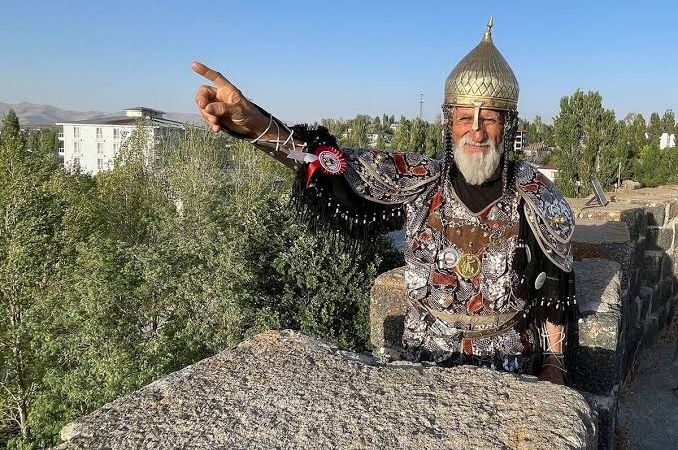 Gören dönüp bir daha bakıyor! 72 yaşındaki Hasan Keskin’in sırrı ortaya çıktı