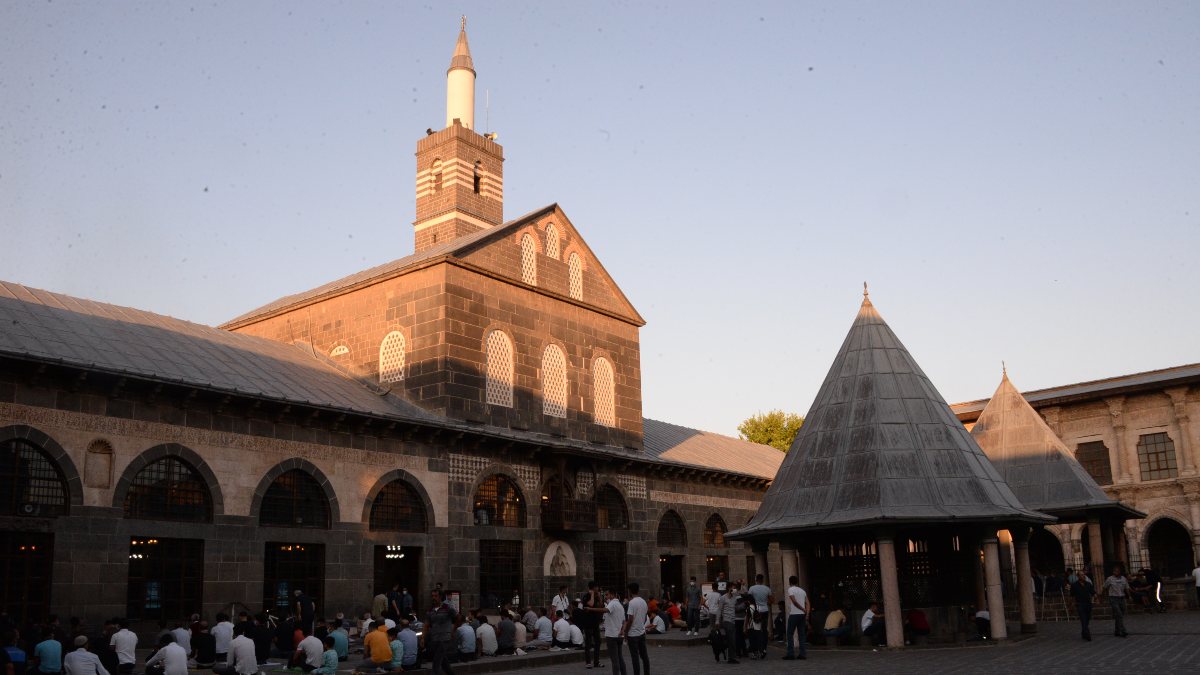 Diyarbakırlılar, bayram namazında Ulu Cami’de toplandı