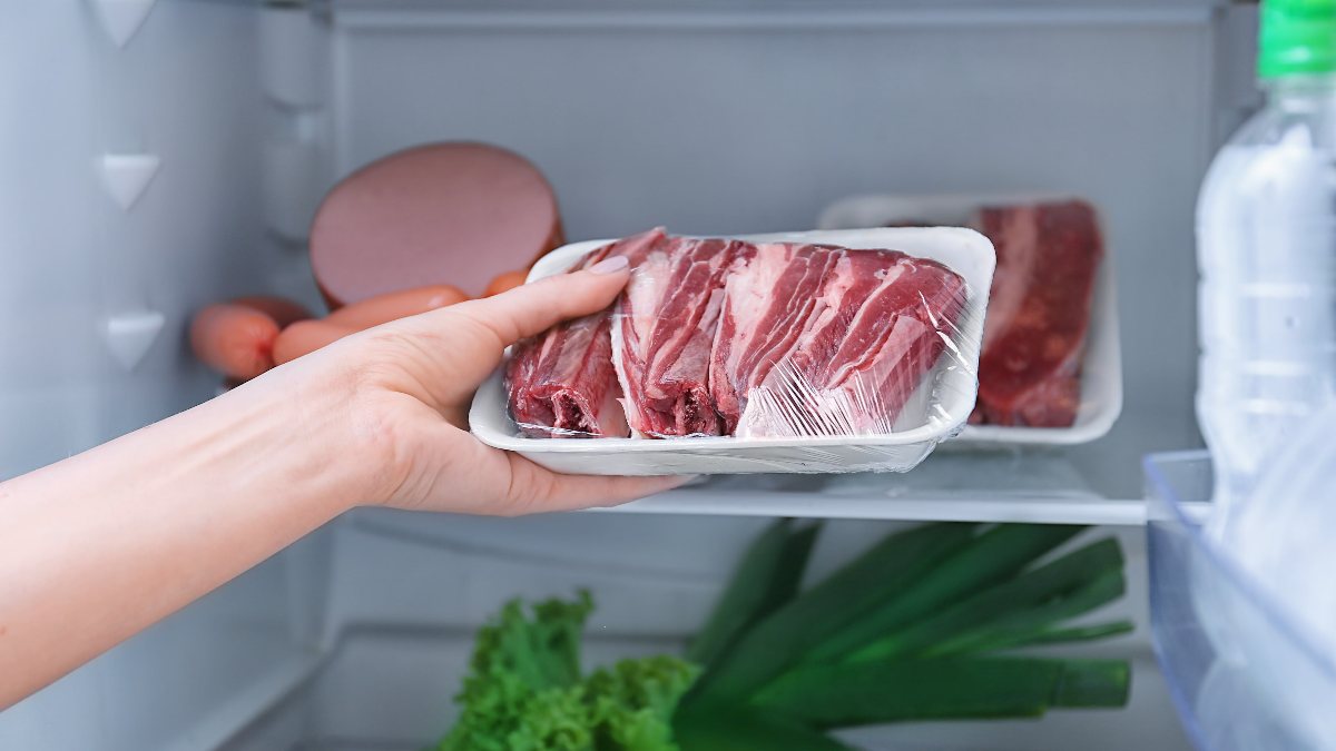 Eti buzdolabından çıkarıp tekrar dondurmayın