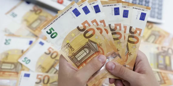 EURO TARİHİ ZİRVEYİ GÖRDÜ: 40 LİRAYI GEÇTİ