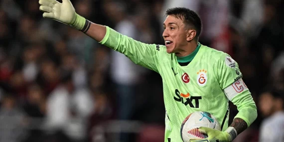 FERNANDO MUSLERA’DAN TARİHİ BAŞARI