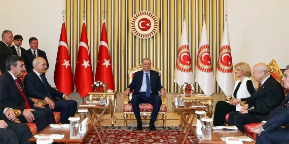 ÇİLLER’İN ERDOĞAN’IN YANINDAKİ GÖRÜNTÜSÜ GÜNDEM OLDU