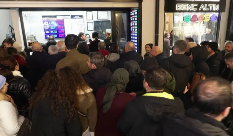 Gram Altın Düşüşte, Vatandaş Kuyumcuların Önüne Akın Etti