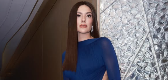 Bergüzar Korel’den Göz Kamaştıran Davet Stili: Dekoltesiyle Büyüledi