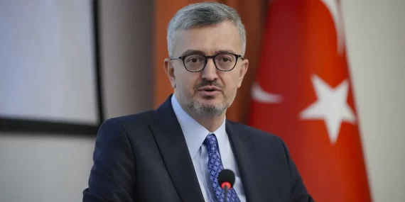 İLETİŞİMİN YENİ YÜZÜ: BURHANETTİN DURAN SAHNEDE