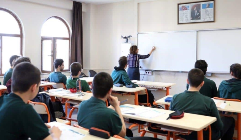 Okullar Açılmadan Dikkat! MEB’den Cep Telefonu ve Sınav Kararı