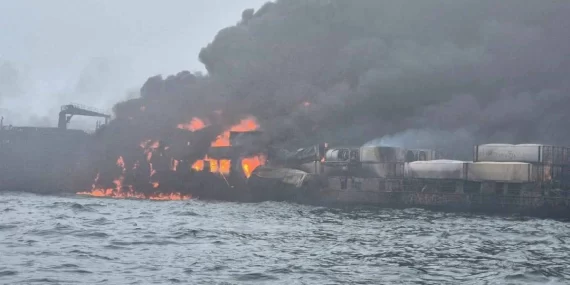 İNGİLTERE AÇIKLARINDA GEMİ FACİASI: TANKER VE YÜK GEMİSİ ÇARPIŞTI, DENİZDE YANGIN ÇIKTI