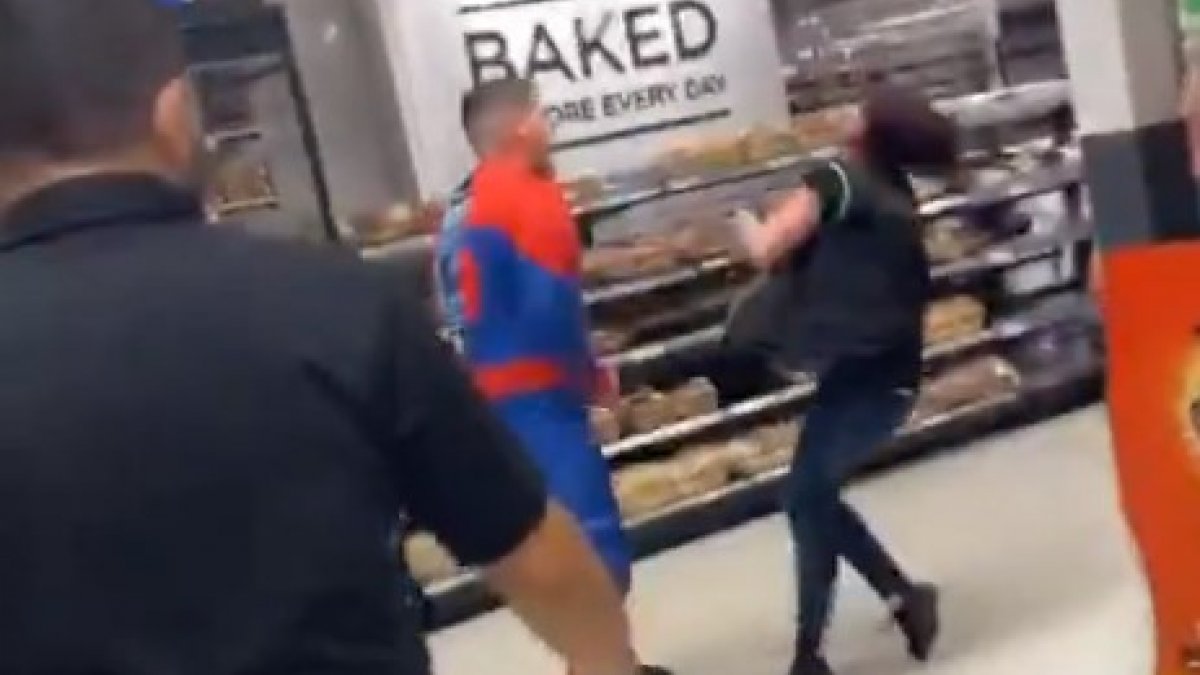 İngiltere’de Örümcek Adam, market çalışanına saldırdı