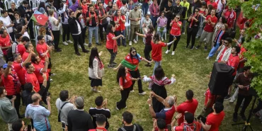 iran-ekibi-traktorde-taraftar-sampiyonlugu-istanbulda-kutladi-eax2