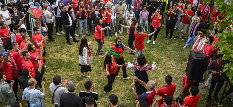 iran-ekibi-traktorde-taraftar-sampiyonlugu-istanbulda-kutladi-eax2