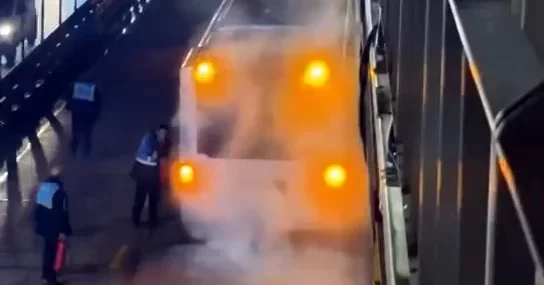 İSTANBUL’DA METROBÜS YANGINI! YOLCULAR SON ANDA KURTULDU