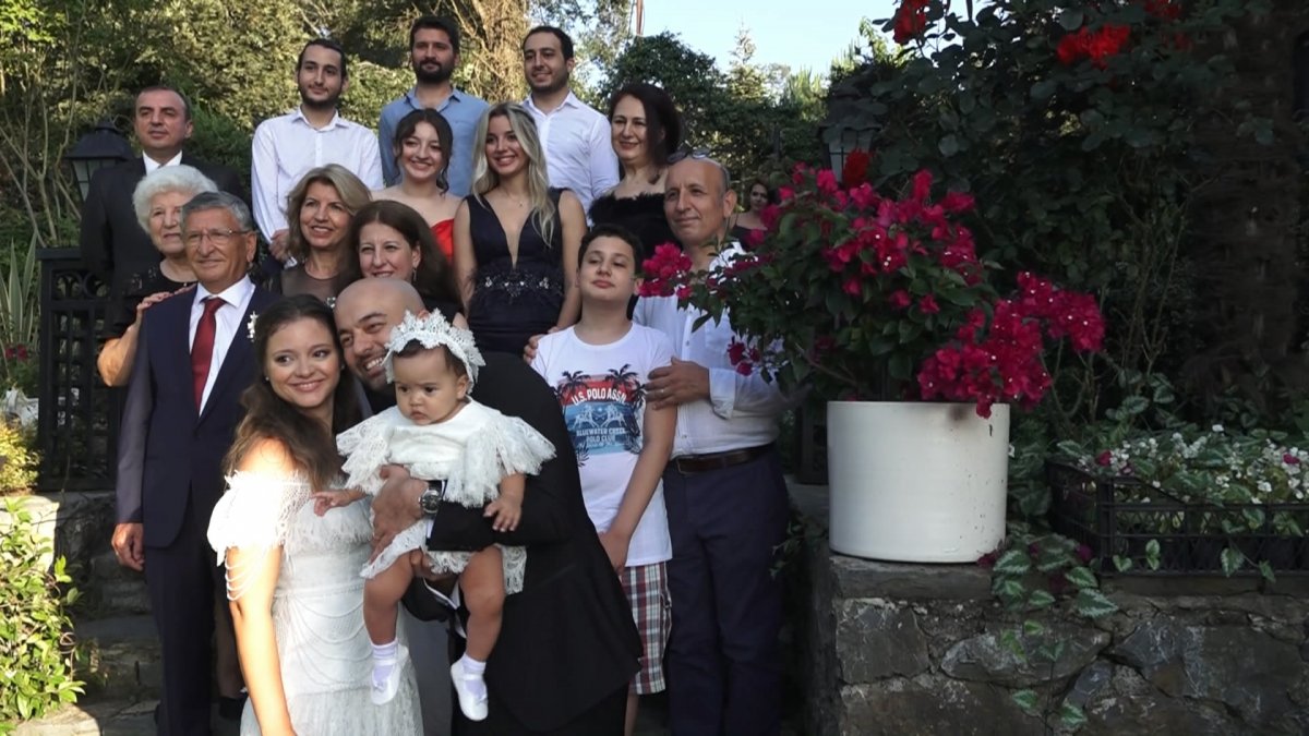 İstanbul’da doktor çift düğünlerini 8 aylık kızlarıyla yaptı